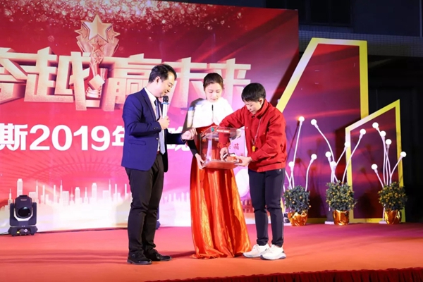 亚当斯2019年结晚会圆满成功:新跨越 赢未来 亚当斯2019年结晚会圆满成功:新跨越 赢未来