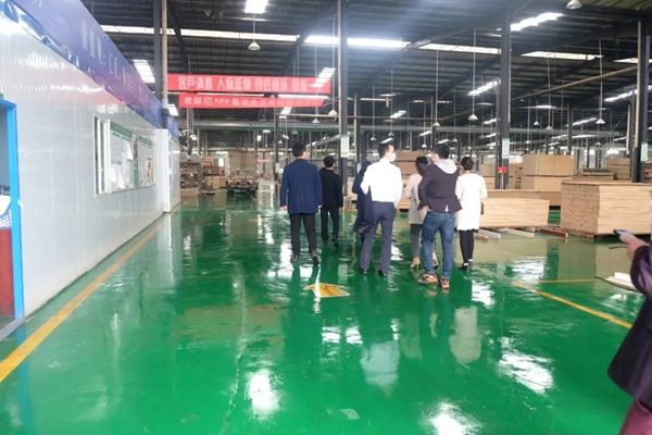 福湘定制:万科物业一行莅临福湘定制工厂视察