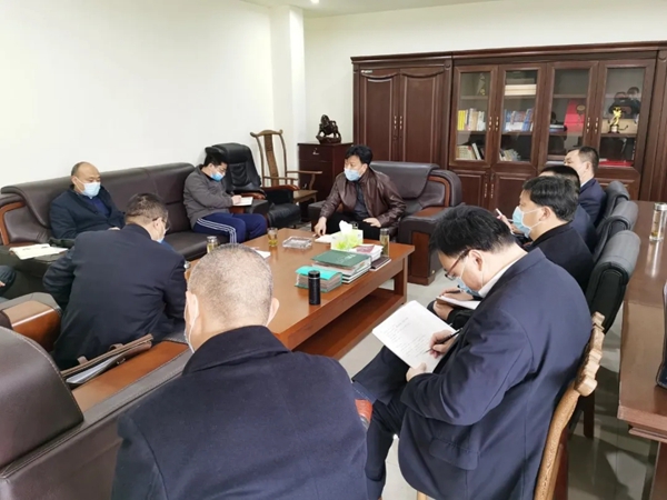 红安王映辉副县长率领行长们莅临千川木门湖北生产基地调研