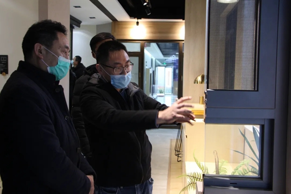 卡莱克铝包木门窗：芜湖市鸠江区人大主任张再保莅临总部慰问