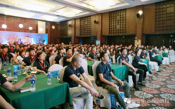 2019-2020墙纸墙布大调查丨蝶绣软装斩获“销商推崇品牌”殊荣！
