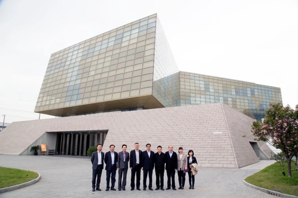 上海市经信委张建明、青浦区政府倪向军一行莅临书香门地慰问调研