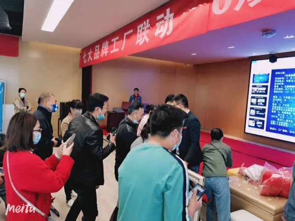 华泰龙木门联合七大品牌厂价直供会盛大启幕