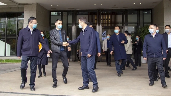 玛格全屋定制迎接重庆发展局罗清泉局长、巴南区何友生区长莅临指导