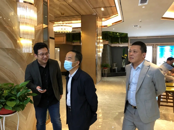 亚丹家居欢迎花都区科工商信局领导莅临生态直播间考察调研