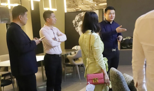 慕宸生活欢迎全国工商联家具装饰业商会张传喜会长,浙江省定制移门协会万小龙会长一行莅临参观指导