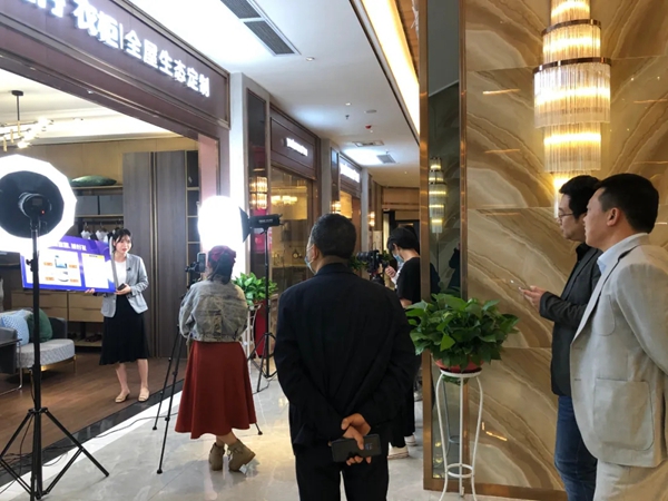 亚丹家居欢迎花都区科工商信局领导莅临生态直播间考察调研