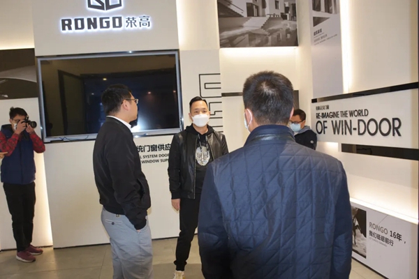 荣高门窗迎接区、镇政府领导莅临慰问走访 助力复工复产