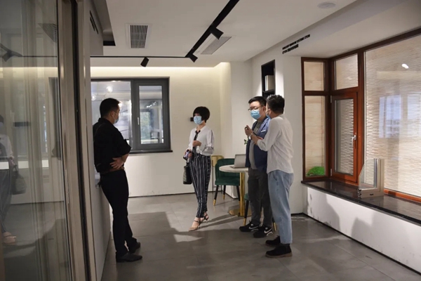 荣高门窗迎靓家居考察队莅临生产基地考察！
