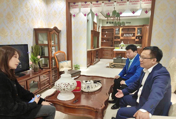 居里亚全屋定制欢迎成都市家具行业商会会长莅临直播现场