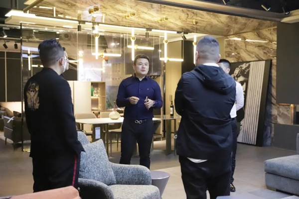 慕宸生活欢迎全国工商联家具装饰业商会张传喜会长,浙江省定制移门协会万小龙会长一行莅临参观指导
