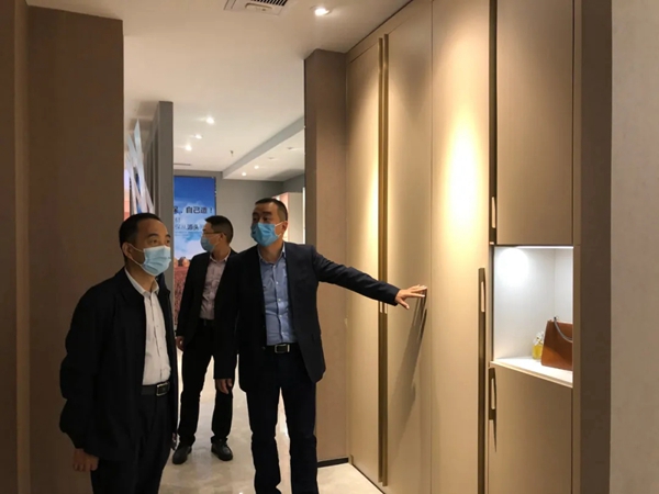 亚丹家居欢迎花都区科工商信局领导莅临生态直播间考察调研