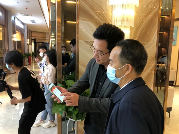 亚丹家居欢迎花都区科工商信局领导莅临生态直播间考察调研