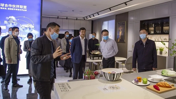 玛格全屋定制迎接重庆发展局罗清泉局长、巴南区何友生区长莅临指导