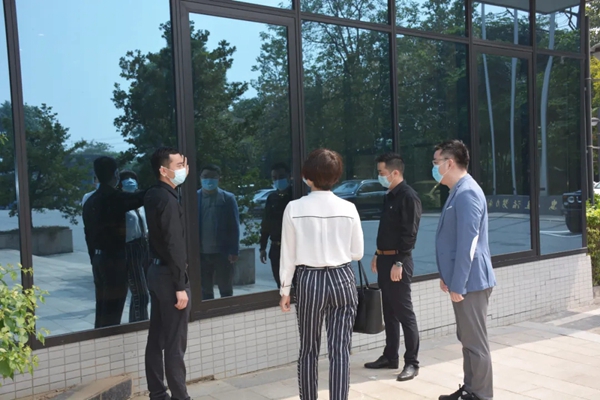 荣高门窗迎靓家居考察队莅临生产基地考察！