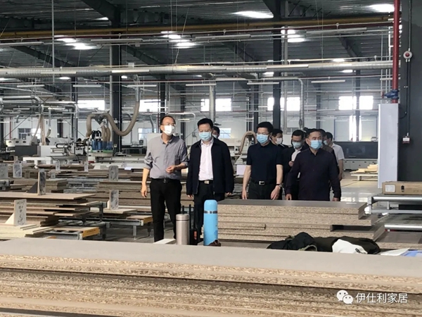 伊仕利家居欢迎荆门领导来智能工厂视察和指导