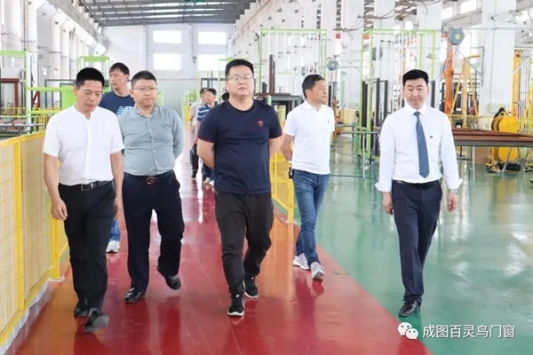 成图百灵鸟迎红星美凯龙领导莅临参观指导,双方将扩大合作空间