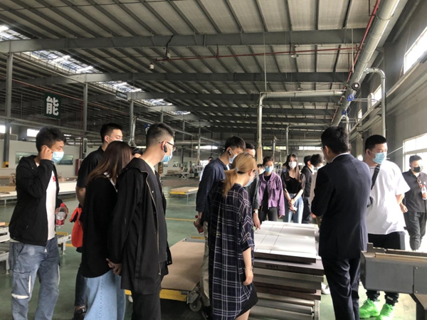 上海拉齐娜装饰工程有限公司参观兔宝宝木门