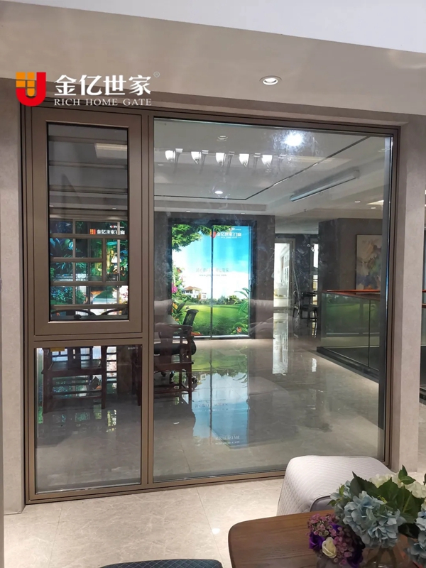 金亿世家门窗朱总、董总打卡佛山电台94.6直播间 与听众实时互动