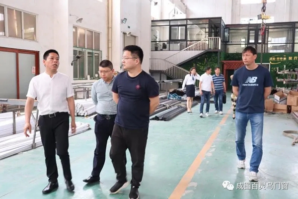 成图百灵鸟迎红星美凯龙领导莅临参观指导,双方将扩大合作空间 成图百灵鸟迎红星美凯龙领导莅临参观指导,双方将扩大合作空间