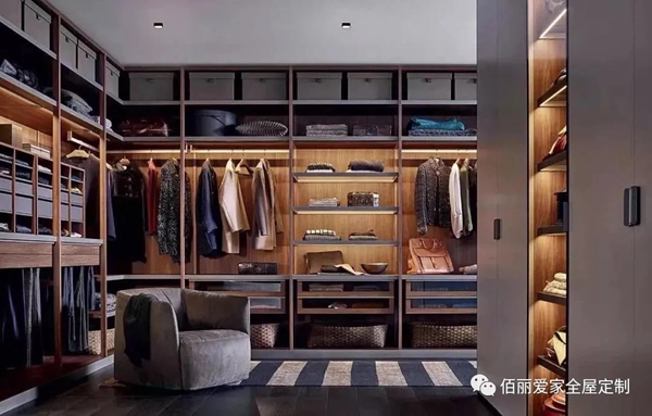 佰丽爱家全屋定制：最实用的衣帽间规划术