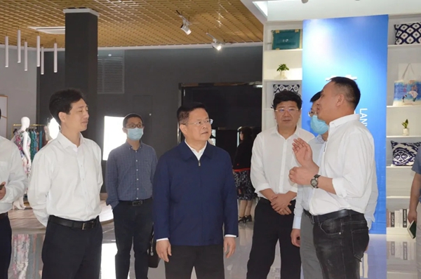 浙江省领导走近雅琪诺直播间 彰显品牌硬实力