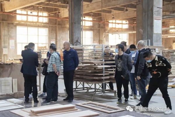 老缅皇家原木定制欢迎庆地板协会莅临工厂参观交流