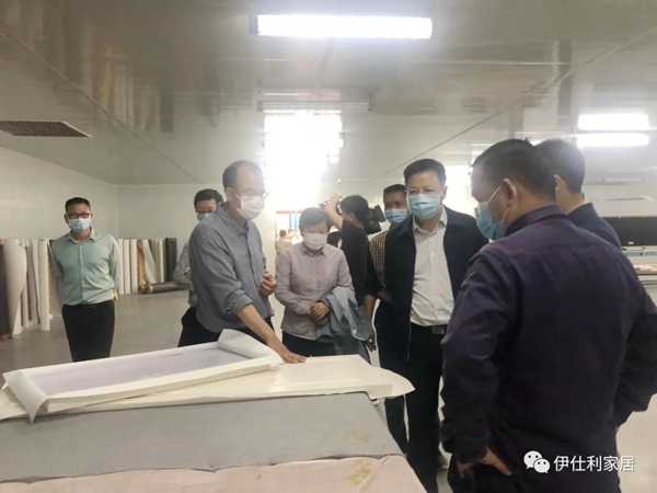 伊仕利家居欢迎荆门领导来智能工厂视察和指导