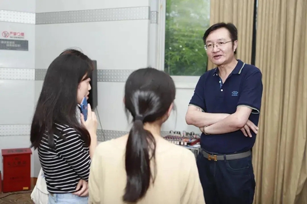 雅诗澜墙布窗帘：兴学重教育桃李 校企合作创双赢
