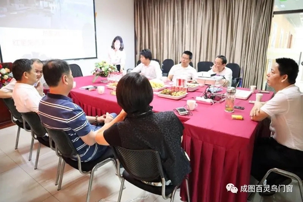 成图百灵鸟迎红星美凯龙领导莅临参观指导,双方将扩大合作空间