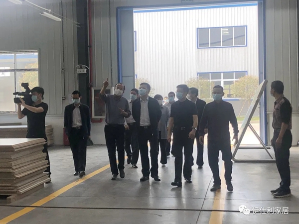 伊仕利家居欢迎荆门领导来智能工厂视察和指导