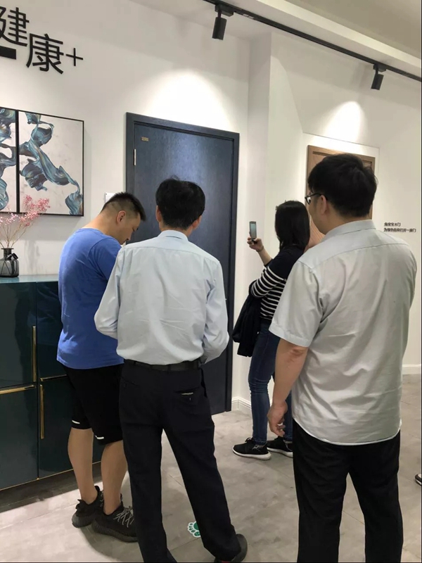 华润地产领导前来兔宝宝木门参观考察