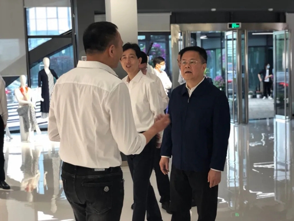 浙江省领导走近雅琪诺直播间 彰显品牌硬实力