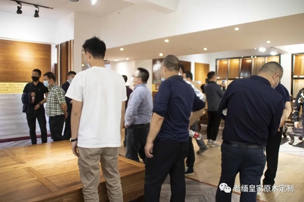 老缅皇家原木定制欢迎庆地板协会莅临工厂参观交流
