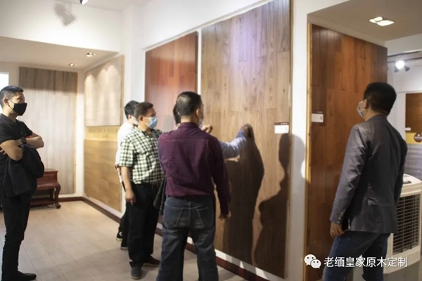 老缅皇家原木定制欢迎庆地板协会莅临工厂参观交流
