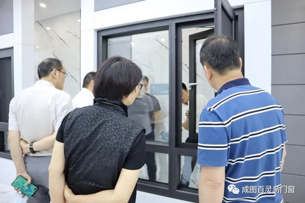 成图百灵鸟迎红星美凯龙领导莅临参观指导,双方将扩大合作空间 成图百灵鸟迎红星美凯龙领导莅临参观指导,双方将扩大合作空间