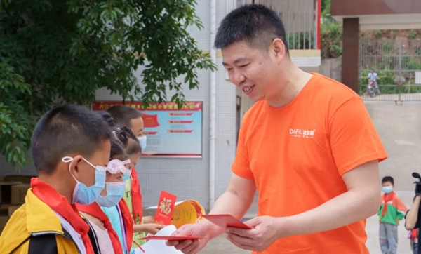 达斐丽全屋定制与希望小学全体学子共迎六一