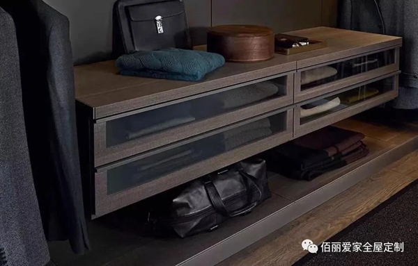 佰丽爱家全屋定制：最实用的衣帽间规划术