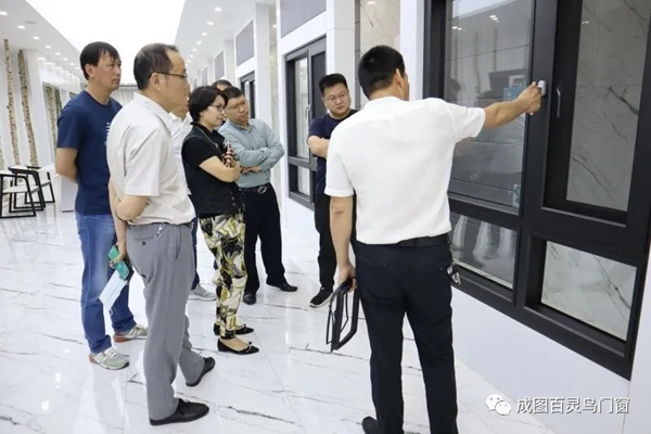 成图百灵鸟迎红星美凯龙领导莅临参观指导,双方将扩大合作空间