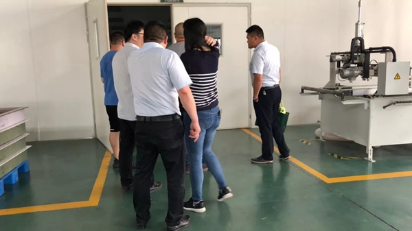 华润地产领导前来兔宝宝木门参观考察