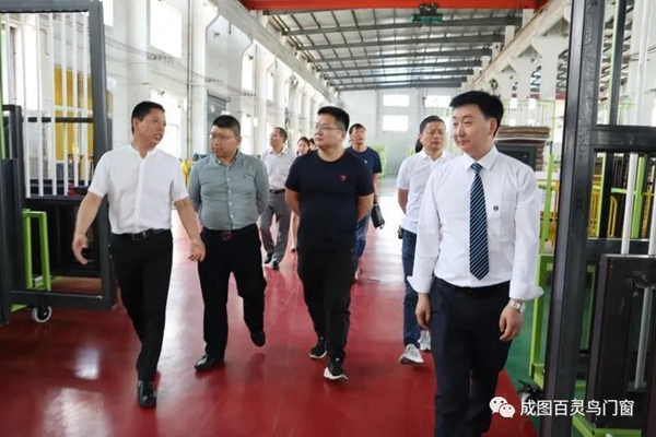成图百灵鸟迎红星美凯龙领导莅临参观指导,双方将扩大合作空间 成图百灵鸟迎红星美凯龙领导莅临参观指导,双方将扩大合作空间