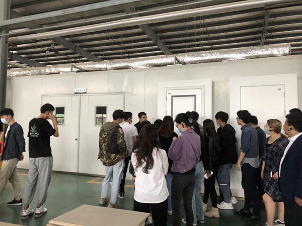 上海拉齐娜装饰工程有限公司参观兔宝宝木门