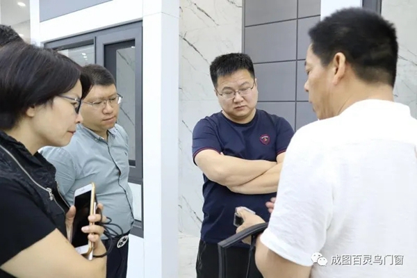 成图百灵鸟迎红星美凯龙领导莅临参观指导,双方将扩大合作空间 成图百灵鸟迎红星美凯龙领导莅临参观指导,双方将扩大合作空间