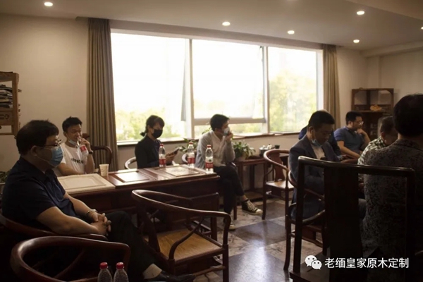 老缅皇家原木定制欢迎庆地板协会莅临工厂参观交流