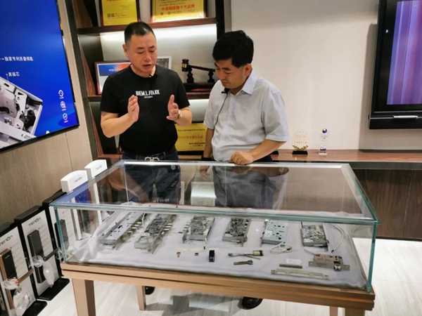 用大块头疯狂砸向智能锁...是哪家企业竟然这么敢???