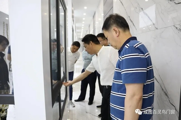 成图百灵鸟迎红星美凯龙领导莅临参观指导,双方将扩大合作空间 成图百灵鸟迎红星美凯龙领导莅临参观指导,双方将扩大合作空间