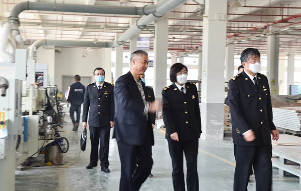 吴江海关关长马红兰一行莅临金丰木门调研指导