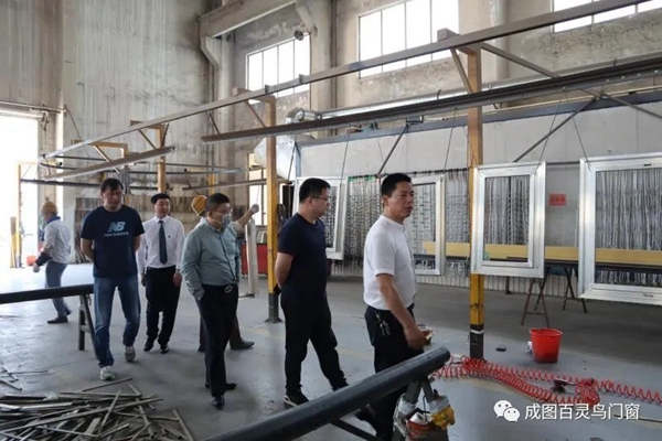 成图百灵鸟迎红星美凯龙领导莅临参观指导,双方将扩大合作空间 成图百灵鸟迎红星美凯龙领导莅临参观指导,双方将扩大合作空间