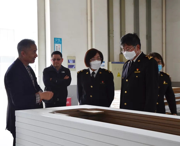 吴江海关关长马红兰一行莅临金丰木门调研指导