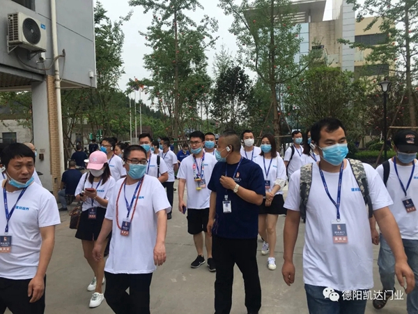 德阳凯达门业：有朋自远方来 不亦乐乎